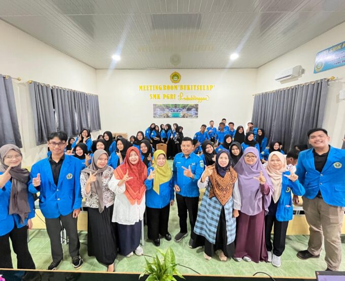 Dosen Universitas PGRI Silampari Melaksanakan Program Pengabdian pada Masyarakat di SMK PGRI Lubuklinggau