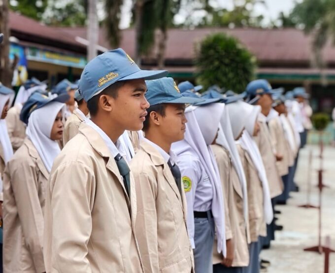 Upacara Bendera Memperingati Hari Pahlawan Nasional di SMK PGRI Lubuklinggau: Pahlawan Teladanku, Terus Bergerak Melanjutkan Perjuangan